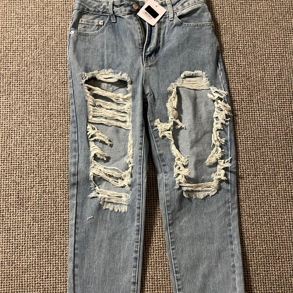 Adika ripped jeans